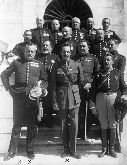 Alphonse XIII d'Espagne entouré d'officiers - à sa droite Miguel Primo de Rivera
